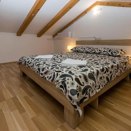 Holiday Home Olga With Pool &Pet Friendly Pula Exteriör bild