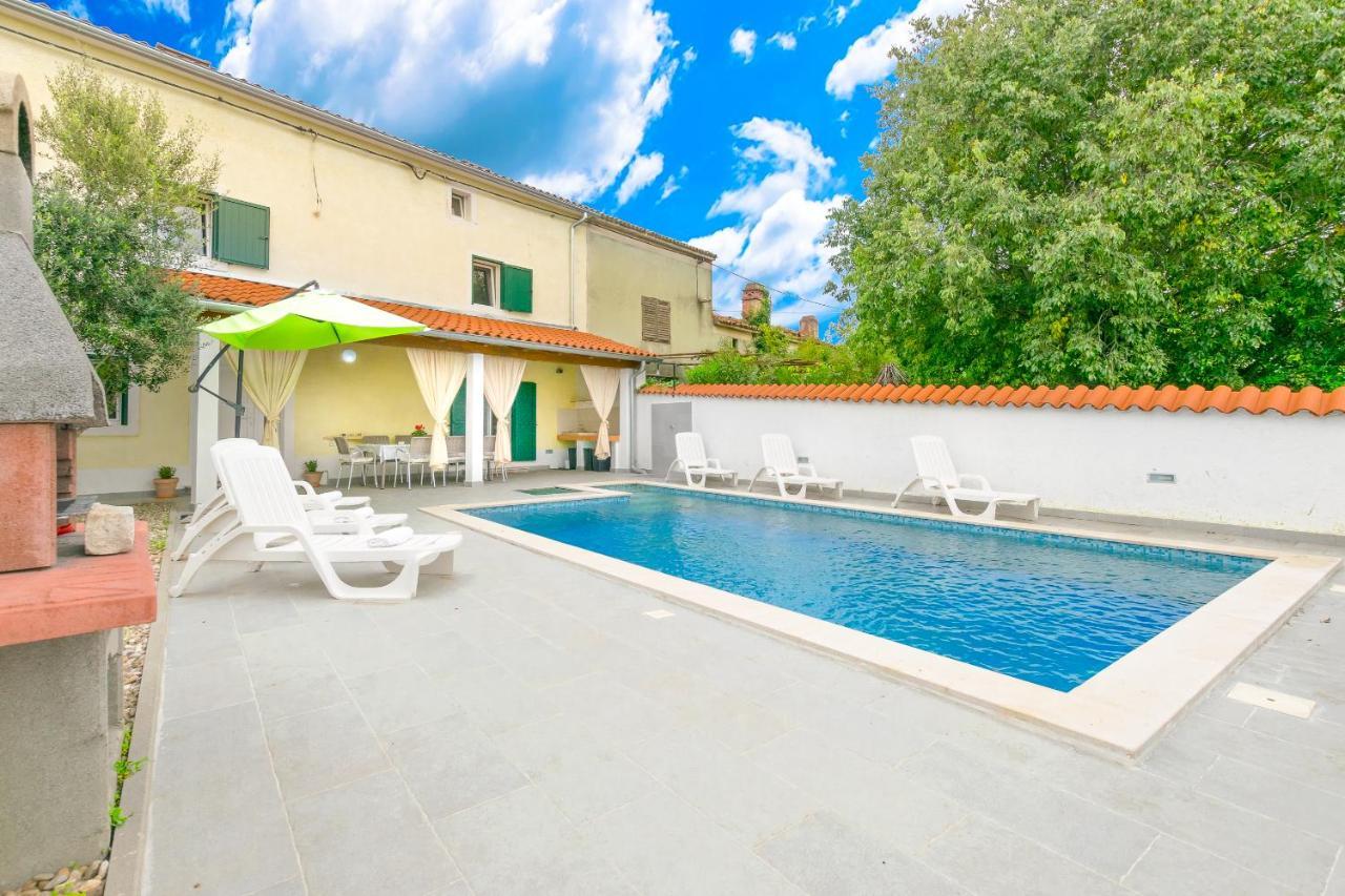 Holiday Home Olga With Pool &Pet Friendly Pula Exteriör bild