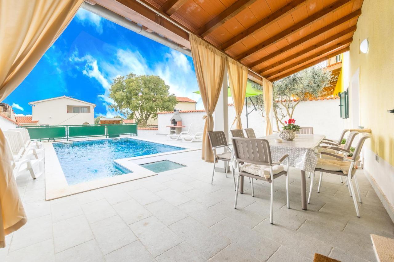 Holiday Home Olga With Pool &Pet Friendly Pula Exteriör bild