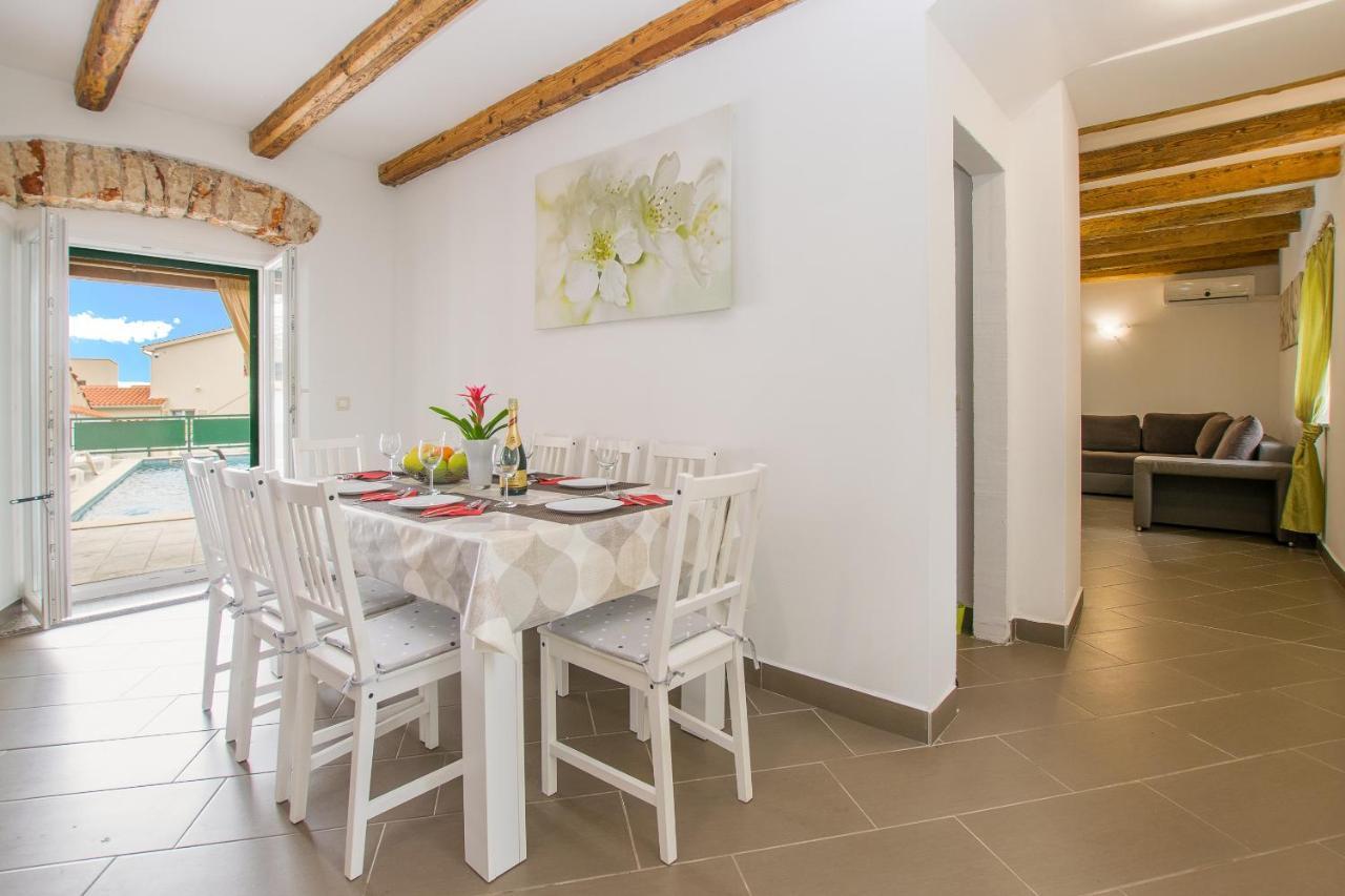 Holiday Home Olga With Pool &Pet Friendly Pula Exteriör bild
