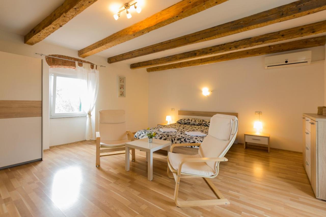 Holiday Home Olga With Pool &Pet Friendly Pula Exteriör bild