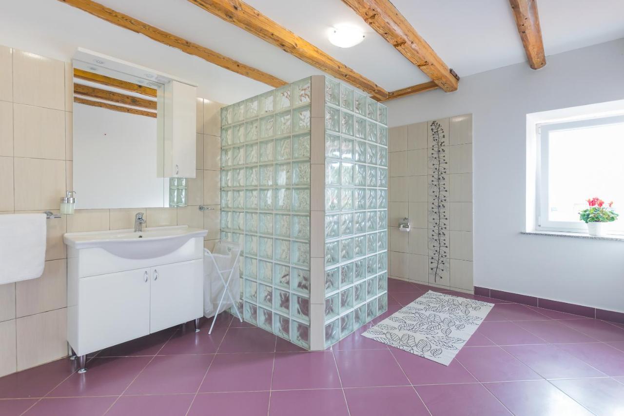 Holiday Home Olga With Pool &Pet Friendly Pula Exteriör bild