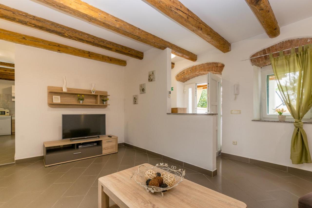 Holiday Home Olga With Pool &Pet Friendly Pula Exteriör bild