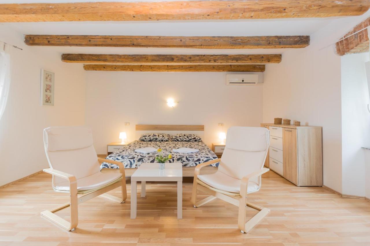Holiday Home Olga With Pool &Pet Friendly Pula Exteriör bild