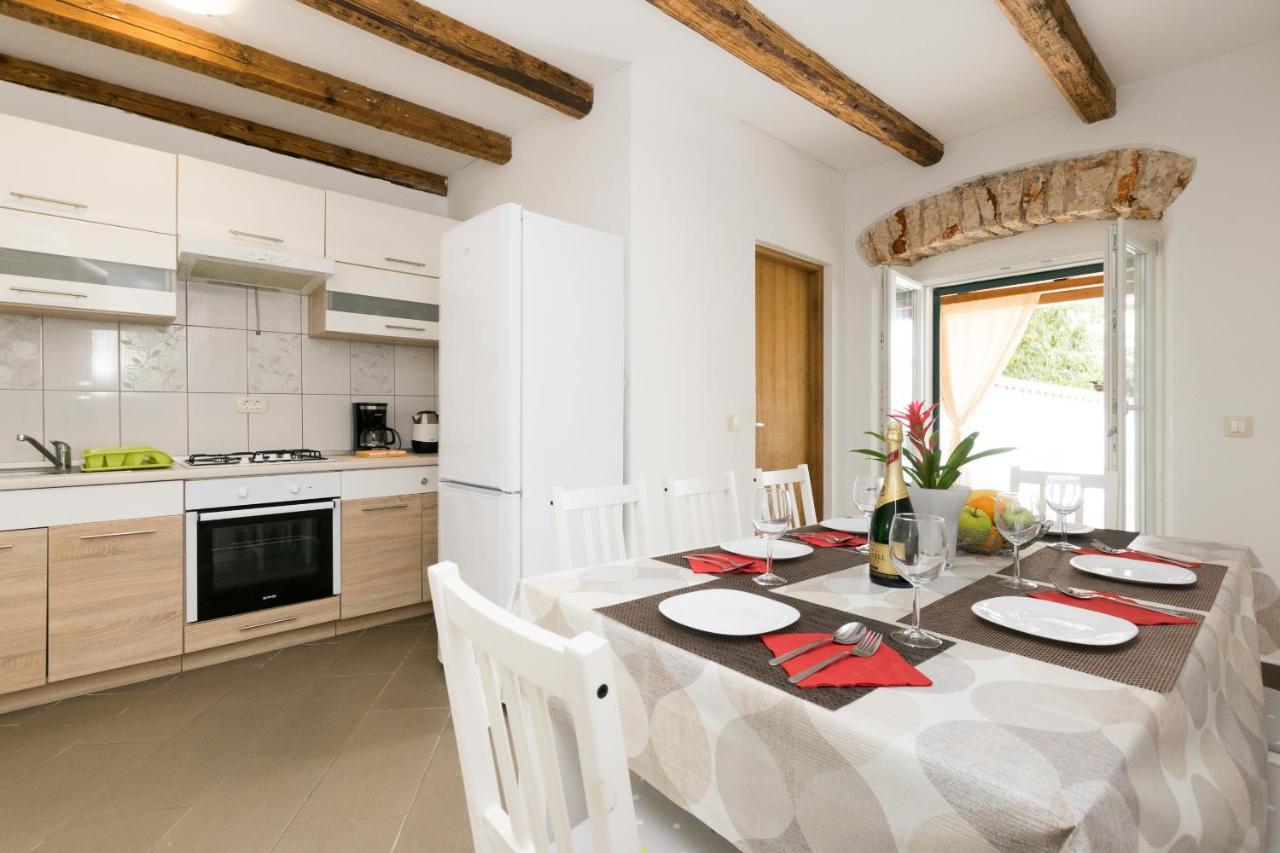 Holiday Home Olga With Pool &Pet Friendly Pula Exteriör bild